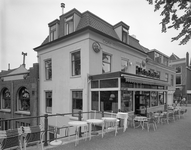 71317 Gezicht op het eetcafé De Poort (Tolsteegbarrière 2) te Utrecht met op de voorgrond het terras.